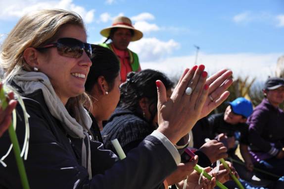 Aplausos ao final da palestra na chegada à Ilha San Miguel, uma das mais de cem Islas Flotantes do lago Titicaca, perto de Puno, no Peru